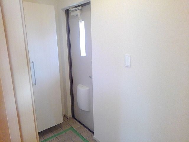 パインコートの玄関