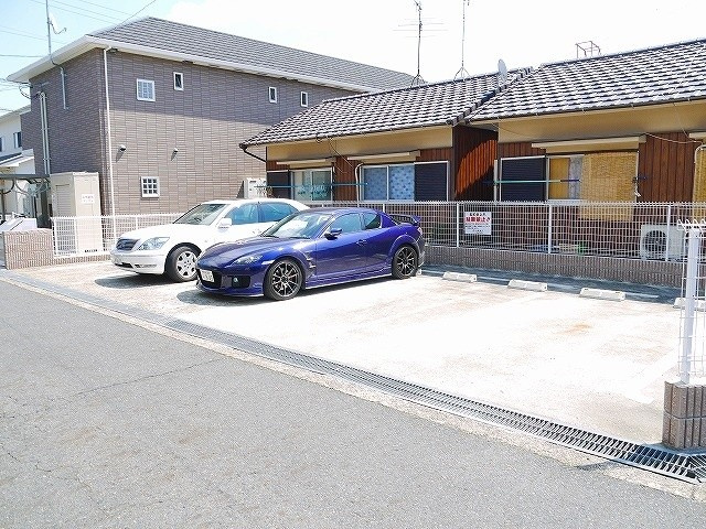 さくら　テラスの駐車場|駐車スペースもあります