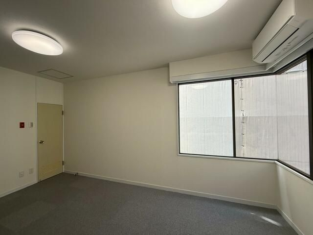 マンション岡の洋室