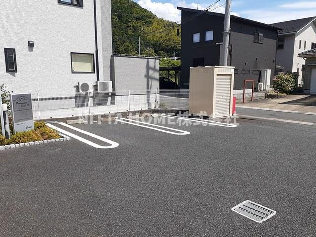 プロムナード・ソレイユＢの駐車場|敷地内に駐車場も完備★
