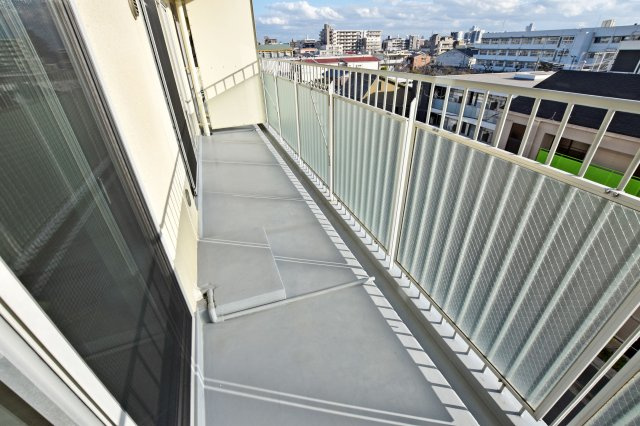 アイビーハイツ甲子園のバルコニー|南向きの為、日当たり良好です。陽射しを遮られる心配がなく、青々とした空を望むことができますよ。新生活をお考えの方にピッタリなお部屋です。