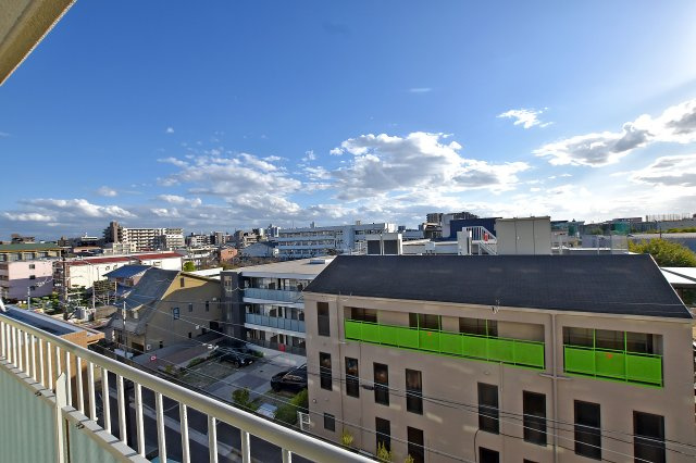 アイビーハイツ甲子園の展望|南向きの為、日当たり良好です。陽射しを遮られる心配がなく、青々とした空を望むことができますよ。新生活をお考えの方にピッタリなお部屋です。