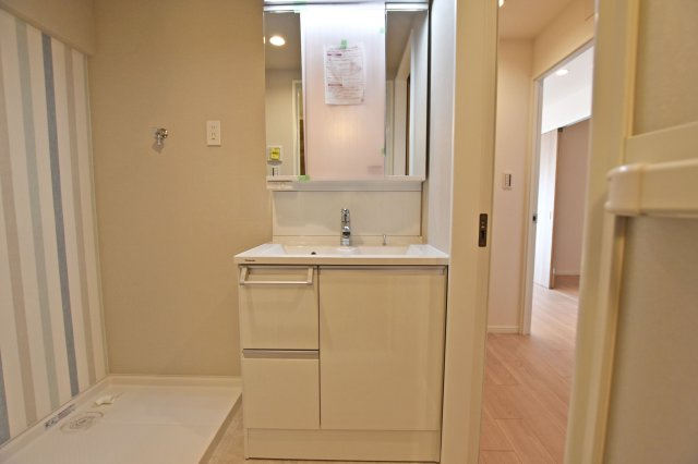 アイビーハイツ甲子園の独立洗面台|鏡裏と洗面台下、横にも収納があり、タオルなどの日用品やスキンケア用品などもたくさんしまえてすっきりとした空間を保つことができます。