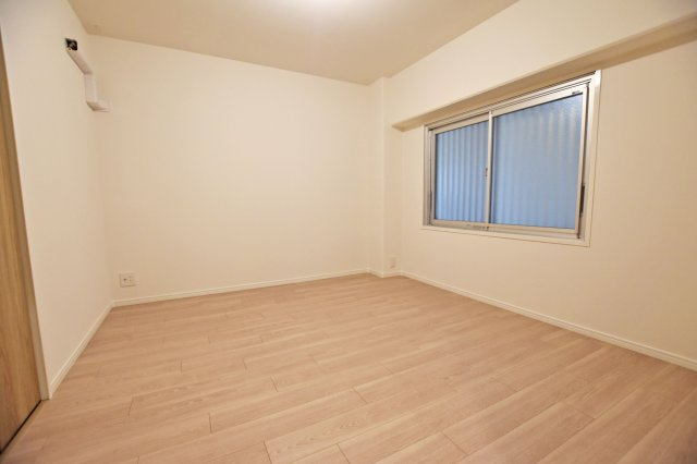 アイビーハイツ甲子園の洋室|-洋室7帖-主寝室想定のお部屋です。クイーンベットの配置も可能です。