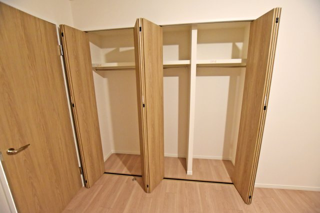 アイビーハイツ甲子園の収納|-洋室7帖-
枕棚とハンガーレール付き収納は衣服だけでなく、大きな荷物も十分に収納できます◎