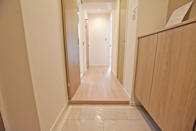 アイビーハイツ甲子園の玄関|玄関に入ってすぐの内観写真です。
シューズボックス付きの玄関で、いつでも玄関回りをすっきりと保てます。