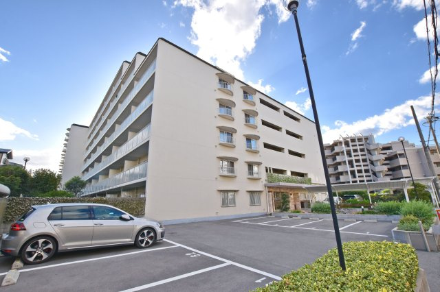 アイビーハイツ甲子園の外観|周辺は商業施設も充実しており、利便性の高い立地です。
皆様からのご連絡を心よりお待ちしております。