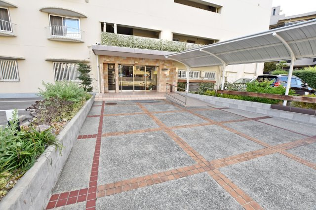 アイビーハイツ甲子園のエントランス