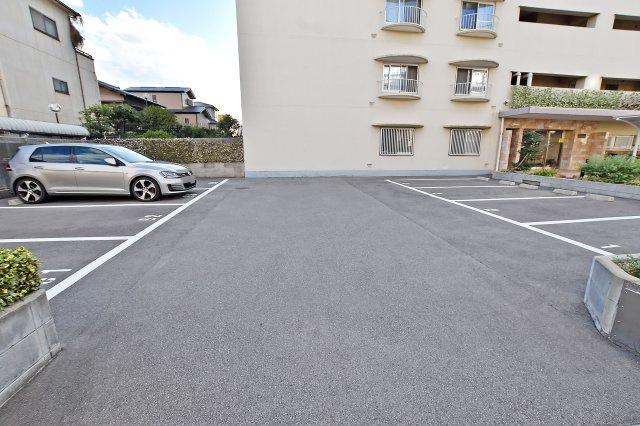 アイビーハイツ甲子園の駐車場|駐車場月額料金：15,000円 ※空き状況は要確認