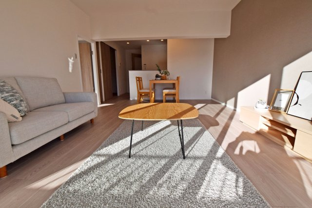 アイビーハイツ甲子園の居間・リビング|1階LDKをリビング側から正面に撮影した内観写真です。
広さは約16帖でダイニングテーブルやソファーを設置しても十分な広さとなっております。