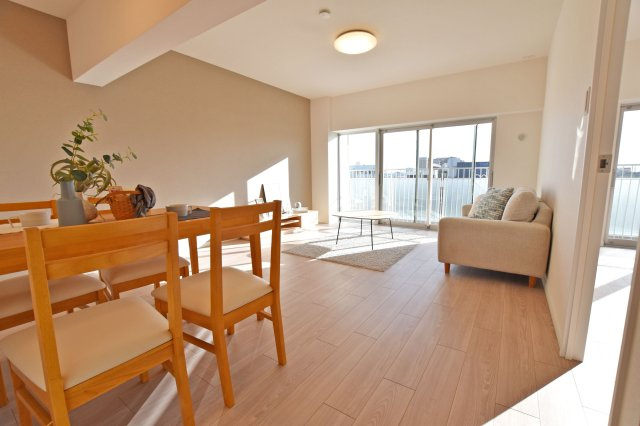 アイビーハイツ甲子園の居間・リビング|間口いっぱいの大きな窓から陽ざしが入り明るいLDK空間です。 リフォームの際にクロス・フローリング張替済の為、室内大変美麗です。 ぜひ一度、ご内覧ください。