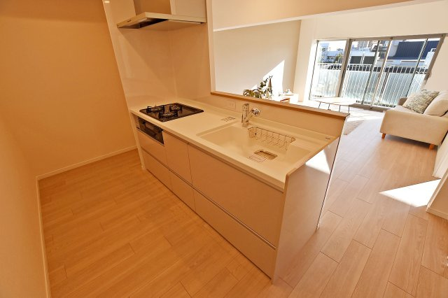 アイビーハイツ甲子園のキッチン|収納豊富×機能性充実のシステムキッチン◎ ３口コンロとグリル付きで、お料理の幅が広がる嬉しいキッチンです！