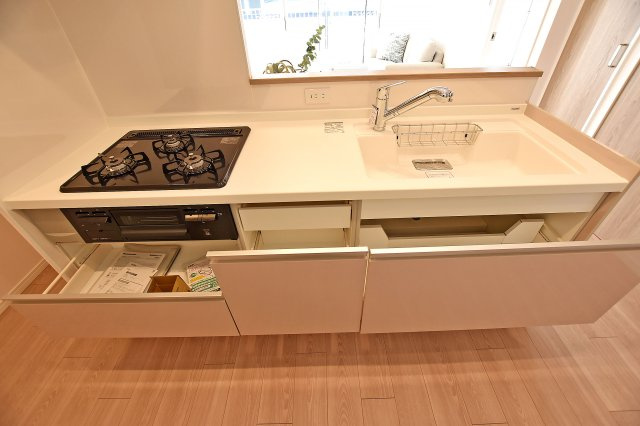 アイビーハイツ甲子園のキッチン|天板とワークトップ下の収納は満足のいくスペースが備わっています。 大きな鍋などもゆったりと収納いただけます。