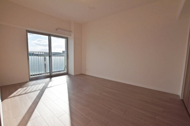 アイビーハイツ甲子園の居間・リビング|-洋室6帖- シンプルな間取りになっているのでどんな家具でも合います。家具や敷物のカスタマイズを楽しめます！