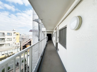 【その他共用部分】 | マンションの共用廊下です。きれいに清掃されています。周囲のお部屋の様子も、ぜひ伺ってみてください。～即日のご見学可能～　お問合せはお気軽にどうぞ。
