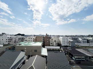【展望】 | 眼前に広がる空の雄大さと、このお部屋の自慢の一つである「眺望」をご覧ください。毎日、この景色を独り占めできる新生活に夢が広がります。～即日のご見学可能～　お問合せはお気軽にどうぞ。
