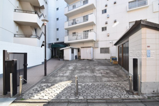【エントランス】 | お客様を、そして住人を出迎えてくれるマンションのエントランス。ゴミが落ちていないことからも、管理状態の良さや住民の節度の高さが見て取れます。～即日のご見学可能～　お問合せはお気軽にどうぞ。