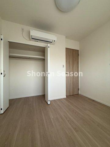 【洋室】 | 吊るして収納できるクローゼットは衣類をたたむ手間を省けます♪