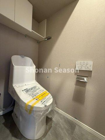 【トイレ】 | トイレットペーパーのストックや掃除用具も収納できる棚付き！