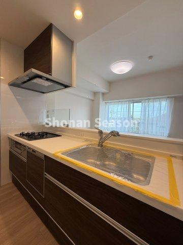 【キッチン】 | 幼稚園・保育園・小・中学校が徒歩圏内に揃う子育て環境良好のエリア◎
実際に見てからご購入を検討いただける内覧可能物件♪