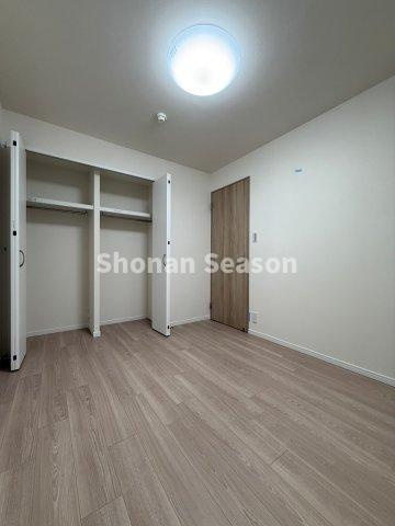 【洋室】 | 家事時短にも一役買ってくれる「WIC」付き！　　　　　　　　　　
全室お掃除がしやすいフローリング仕様♪