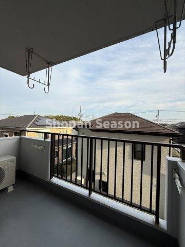 【バルコニー】 | リビングに続き急な天候の変化にも気が付きやすい間取り！　　　　　　
南東向きで洗濯物も乾きやすいですよ♪