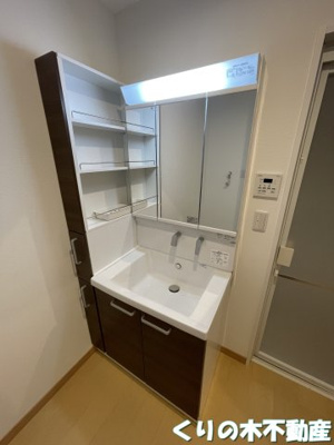 【独立洗面台】 | 鳥生レジデンスⅠ | 独立洗面台、小物を置くことができて便利です