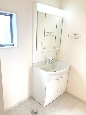 リーブルガーデンＳ第13渋川八木原　2号棟の独立洗面台|シャワー水栓付き洗面台で朝の身支度もバッチリです！
洗面台には収納スペースもあり洗面室もすっきり片付きますよ！