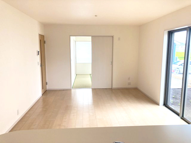 リーブルガーデンＳ第13渋川八木原　2号棟の居間・リビング|カウンターキッチンなのでお料理をしながら会話もできます。
夕食の支度をしながら、お子様の様子も見られて自然と会話も増えますよ♪
