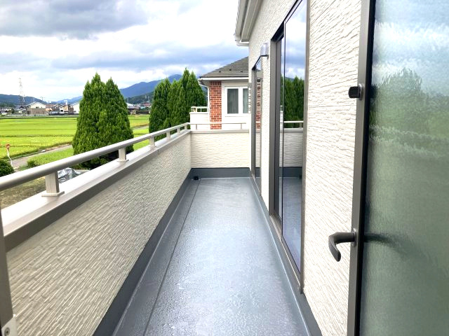 リーブルガーデンＳ第13渋川八木原　2号棟のバルコニー|広々したワイドバルコニーです。南面なので洗濯物が良く乾きますよ！