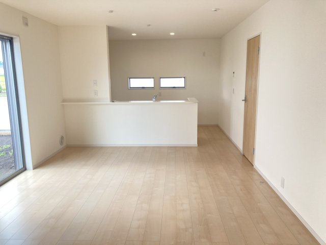 リーブルガーデンＳ第13渋川八木原　2号棟の居間・リビング|18帖の広々リビング♪人気の対面式キッチンを配した空間はお好みの家具も合わせやすく、家族がくつろぐ快適な空間造りをサポート。窓からは明るい陽光が差し込みます。