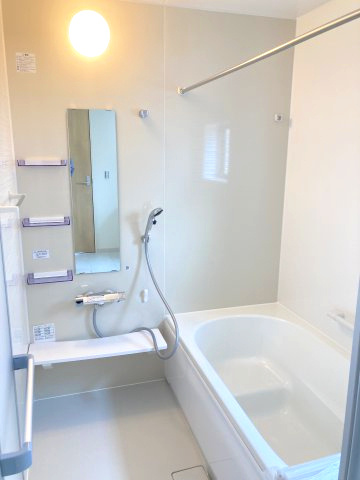 リーブルガーデンＳ第13渋川八木原　2号棟の浴室|１坪タイプのフルオートバスです！
足を延ばして入れる広さなので一日の疲れも癒されますよ♪
室内物干しや浴室乾燥機もあるのでお天気の悪い日にはランドリースペースとしてもご利用できます！