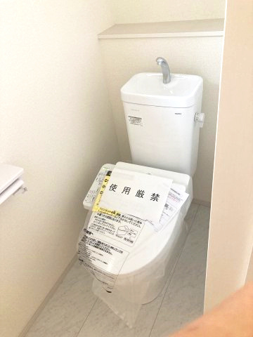 リーブルガーデンＳ第13渋川八木原　2号棟のトイレ|1階トイレです。清潔感のある白を基調としています。
温水洗浄・便座暖房機能の付いた快適なトイレです☆