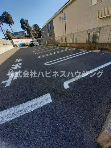 サンシャインビレッジアゼリアＢの駐車場