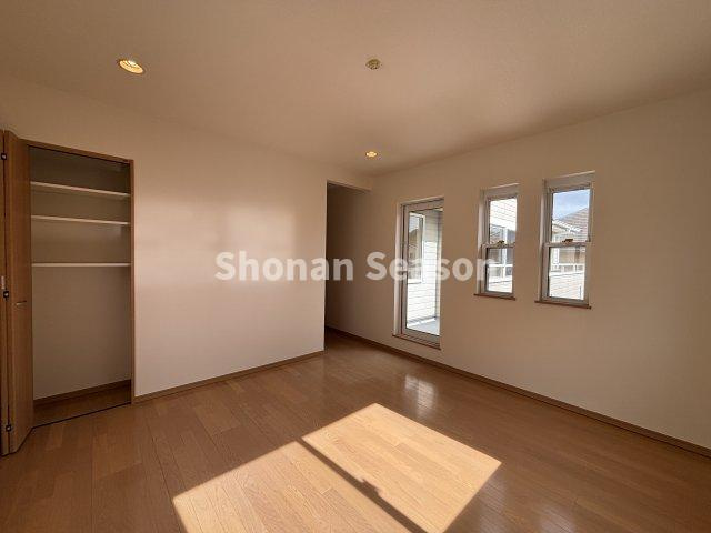 【洋室】 | １日を通して日照時間長い全室南向き◎陽光がたっぷり降り注ぎます♪