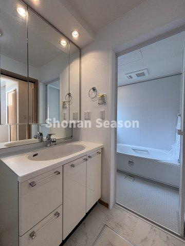 【独立洗面台】 | シャワータイプで機能・収納力を兼ね備えた独立洗面台を完備しました♪
キレイな水回りのお住まいです。