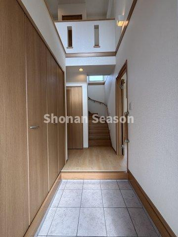 【玄関】 | 視界が抜けて開放的な上部吹抜で、より広がる空間が演出できますよ♪