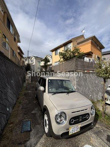 【現地画像あり】平塚市めぐみが丘1丁目　中古戸建　69.13坪の駐車場|お車はゆとりの２台駐車可能！是非現地でサイズ等ご確認下さいね♪