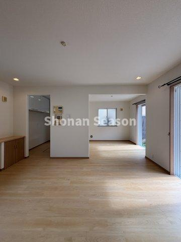 【現地画像あり】平塚市めぐみが丘1丁目　中古戸建　69.13坪の居間・リビング|ソファ・テーブルを置いてもスペースにゆとりある広々としたリビング◎
有意義な時間が過ごせそうですね♪
