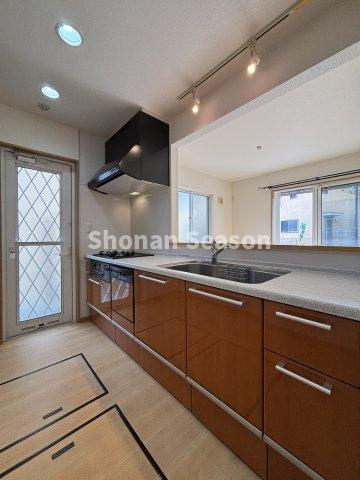 【キッチン】 | 会話弾む対面キッチン！勝手口もありゴミ出しもスムーズに行えますよ♪