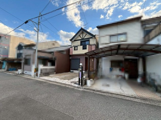 【外観】 | 神保通　中古戸建 | 【並列に駐車２台可能】セカンドカーや来客時にも安心ですね！広々駐車スペースはママやお子様の自転車も停められますね♪