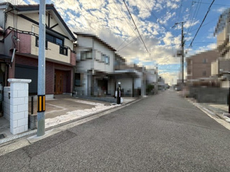 【前面道路含む現地写真】 | 神保通　中古戸建 | ＬＤＫ約１５帖♪暮らしの中心となるリビングは、家族みんなが心地よく過ごせる癒しの空間ですよ！