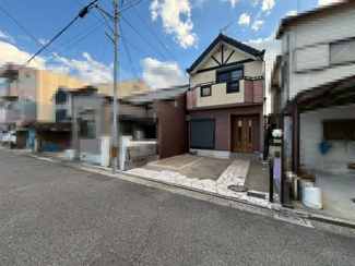 【外観】 | 神保通　中古戸建 | 【システムキッチン新調しますよ】対面式を採用したキッチンですので、リビングで寛ぐご家族をいつも感じられます！会話を楽しみながら家事ができますね♪