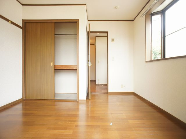 【居間・リビング】 | コスモハイツⅡ | ゆったりできる洋室です♪