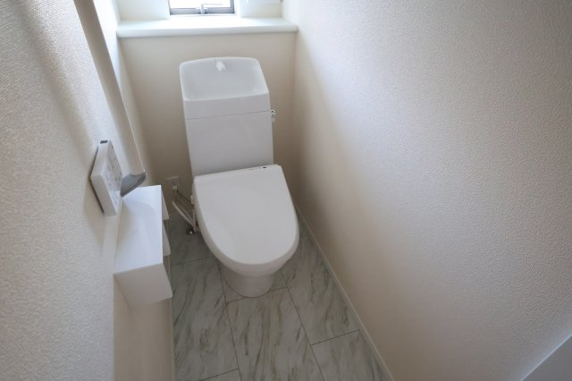 《仲介手数料無料》北区別所町1128-1(A号棟)新築一戸建てハートフルタウンのトイレ|撮影日 2025年11月4日 14:00 晴れ