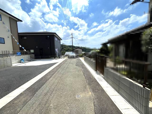 【その他】 | 糟屋郡篠栗町中央6丁目2期　1号棟（全3棟）【仲介手数料無料・0円】 | 現地写真。前面道路です。