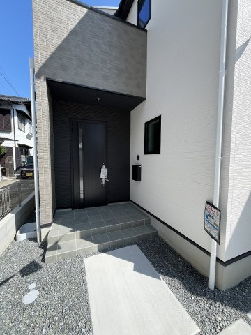【玄関】 | 糟屋郡篠栗町中央6丁目2期　1号棟（全3棟）【仲介手数料無料・0円】 | 施工例。施工例は完成時と異なる場合があります。