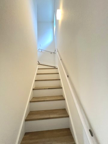 【内装】 | 糟屋郡篠栗町中央6丁目2期　1号棟（全3棟）【仲介手数料無料・0円】 | 現地写真。2階へ上がる階段です。手摺もついて安全ですね。