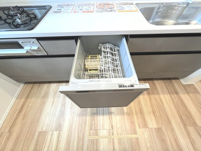 【キッチン】 | 糟屋郡篠栗町中央6丁目2期　1号棟（全3棟）【仲介手数料無料・0円】 | 現地写真。食洗器が付いてます。