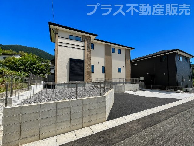【外観】 | 糟屋郡篠栗町中央6丁目2期　1号棟（全3棟）【仲介手数料無料・0円】 | 現地写真。プラス不動産販売なら、現場の全ての棟をまとめてご見学頂けます。